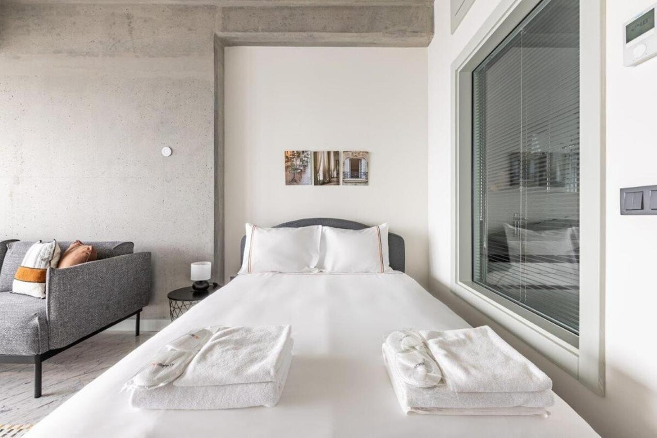 Trendy Cool Bright Parking Poolviews! #254 Daire *