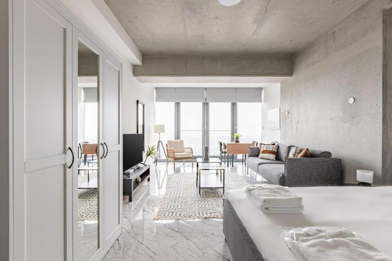 Trendy Cool Bright Parking Poolviews! #254 *
